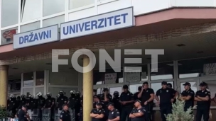 Protest ispred suda i policije 